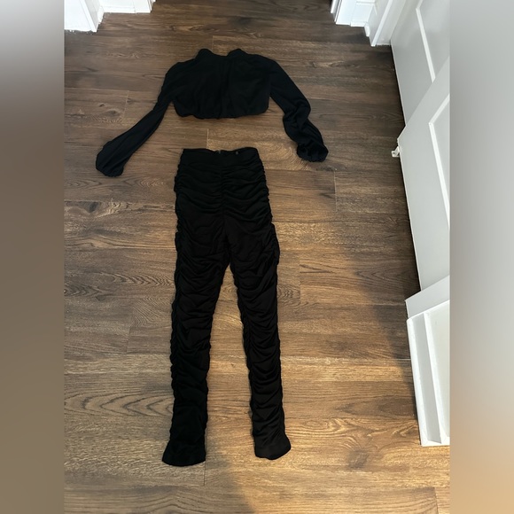 Two piece set - Picture 2 of 3